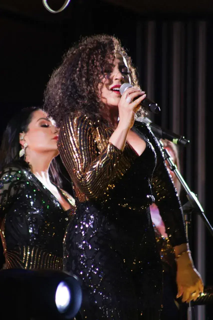 Artista invitada cantando en vivo durante un evento de Maunaloa